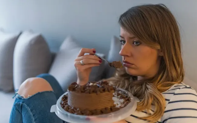 Ăn uống vô độ: Biểu hiện, hậu quả và cảnh báo từ chuyên gia sức khỏe tâm thần