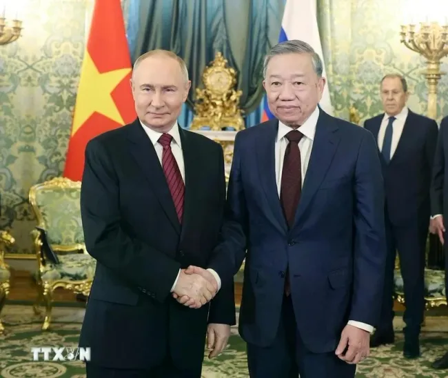 General Secretary of the Communist Party of Vietnam Central Committee To Lam (R) and Russian President Vladimir Putin at their talks in Moscow. (Photo: VNA)