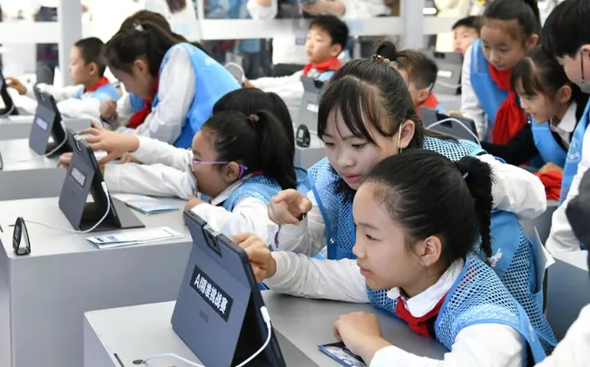 Trung Quốc thúc đẩy giáo dục AI từ sớm, nhưng 'siết' cách dùng: Học sinh không được viết bài bằng chatbot, giáo viên không được nhờ AI dạy thay