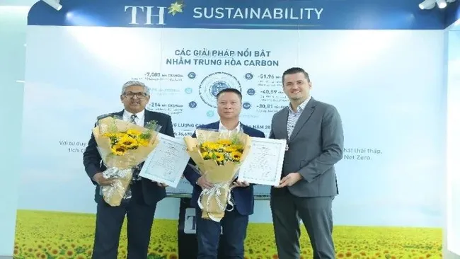 Managing Director of Control Union Vietnam Wouter Melis van Ravenhorst presents certificates to the two companies. (Photo: VNA)
