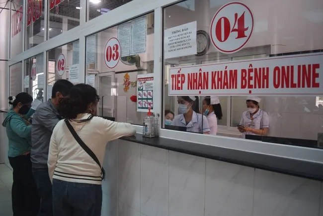 The General Hospital of the Central Highlands region, based in Dak Lak province, conducts examination registration online, saving time for patients. (Photo: VNA)