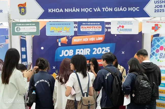 USSH Job Fair 2025 offers about 1,300 job opportunities from around 60 recruiting units. (Photo: University of Social Sciences and Humanities)