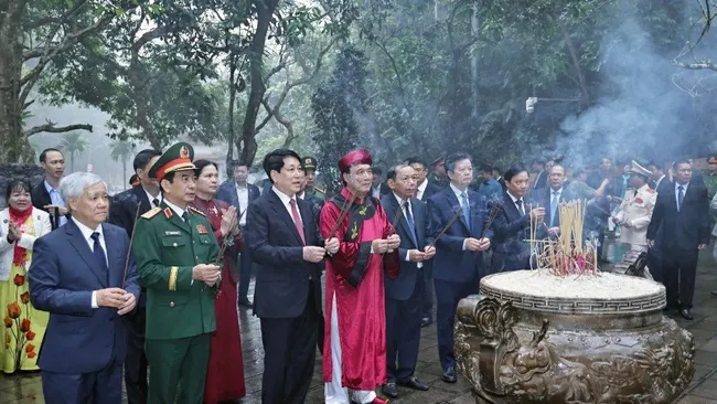 State President Luong Cuong offers incense at the Hung Kings' Tomb. (Photo: NDO)