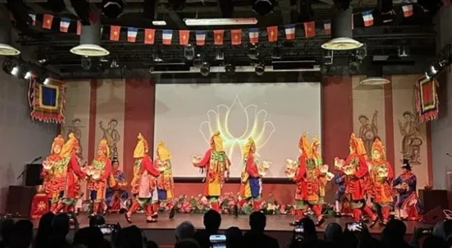 A royal court music performance at the tourism promotion event in Paris. (Photo: VNA)