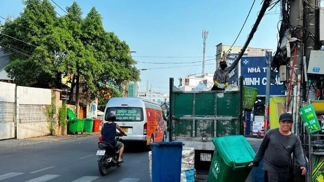 Workers collect waste in Thu Duc City, Ho Chi Minh City. (Photo: NDO)