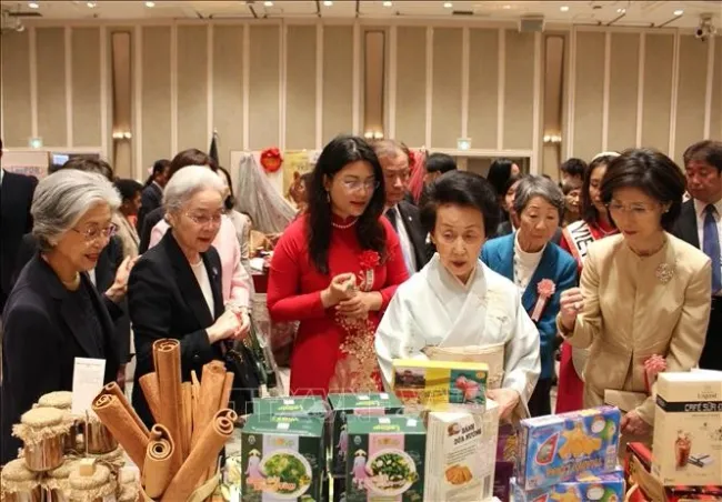 People visit the Vietnamese booth at the charity fair in Tokyo on April 23. (Photo: VNA)