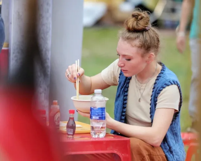 A foreign visitor enjoys pho at the festival. (Photo: VNA)