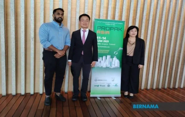 Thai Chamber of Commerce vice-chairman Visit Limlurcha (middle) (Photo: Bernama)