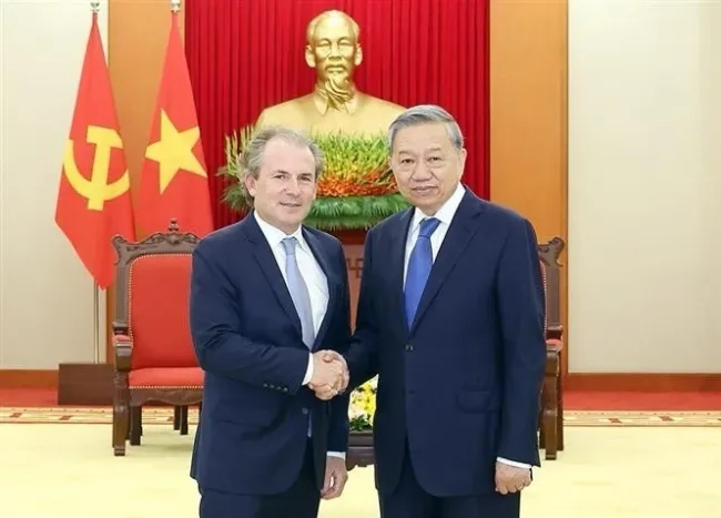 Party General Secretary To Lam (R) receives Daniel Rosen, CEO of Rosen Partners (Photo: VNA)