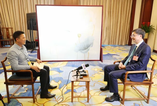 Chen Gang, member of the Communist Party of China (CPC) Central Committee, Secretary of the CPC Committee of the Guangxi Zhuang Autonomous Region, and Chairman of the Regional People's Congress Standing Committee (R) in an interview with the Vietnam News Agency's reporter. (Photo: VNA)