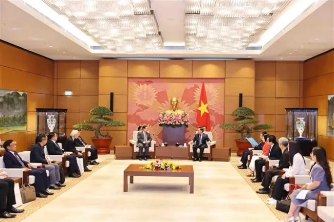 At the meeting between Vice Chairman of the National Assembly Nguyen Khac Dinh (R) and a delegation of the Lao National Assembly led by Chairman of its Foreign Affairs Committee Sanya Praseuth (Photo: VNA)