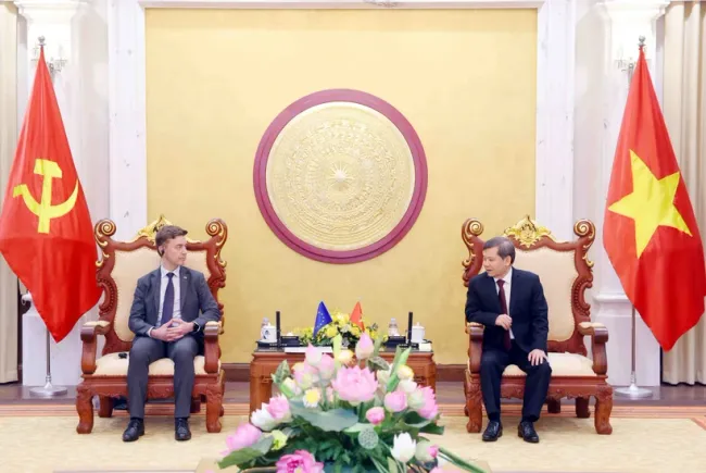 Chief Justice of the Supreme People's Court of Vietnam Le Minh Tri (right) receives EU Ambassador to Vietnam Julien Guerrier on April 18. (Photo: VNA)