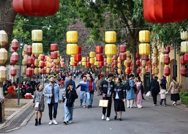 A large number of locals and tourists visit and take photos at the Thang Long Imperial Citadel on February 2, 2025 (the Lunar New Year). (Photo: VNA)