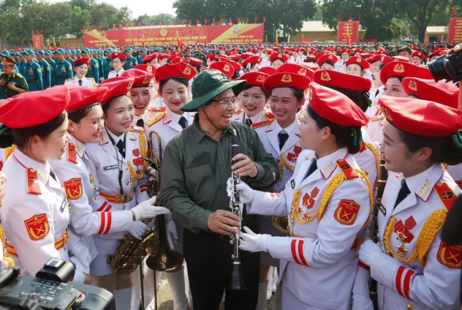 Prime Minister Pham Minh Chinh meets with parade soldiers in Bien Hoa city, Dong Nai province. (Photo: VNA)