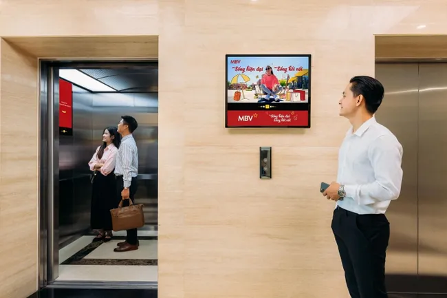 Quảng cáo thang máy tòa nhà: Xu hướng tiếp cận người dùng trong không gian kín