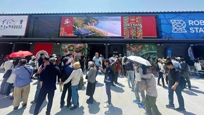 Visitors queue to enter the Vietnam pavilion at EXPO 2025.