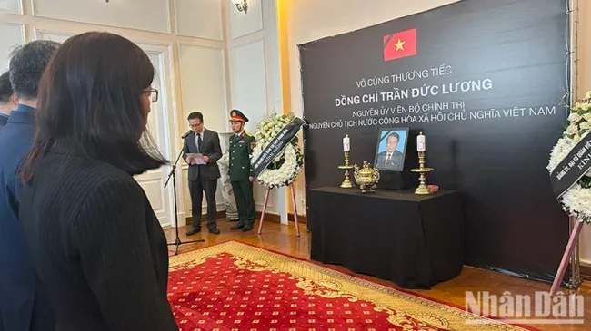 Vietnamese Ambassador to Russia Dang Minh Khoi speaks at the funeral service. (Photo: NDO)