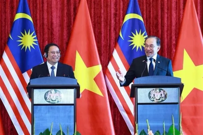 Vietnamese Prime Minister Pham Minh Chinh (L) and his Malaysian counterpart Anwar Ibrahim at the joint press conference in Kuala Lumpur on May 25 (Photo: VNA)