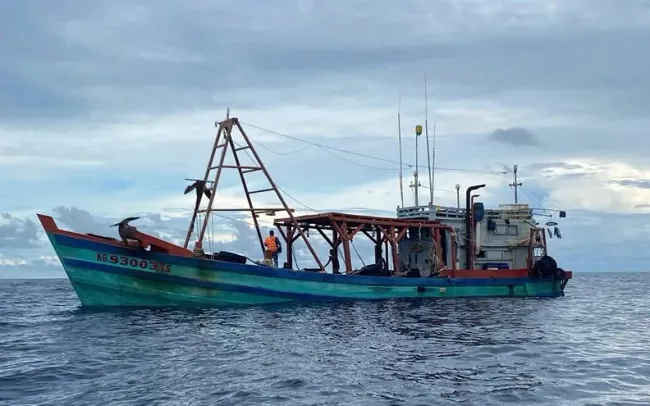 Bắt giữ tàu cá vận chuyển trái phép 60.000 lít dầu DO trên biển