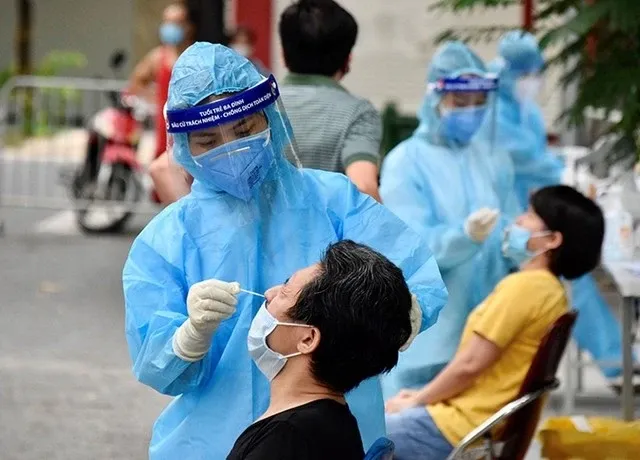 People undergo COVID-19 testing during the COVID-19 outbreak in 2021. (Photo: VNA)
