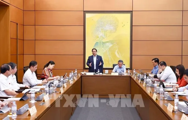 Prime Minister Pham Minh Chinh speaks at the group discussion on May 23 morning. (Photo: VNA)