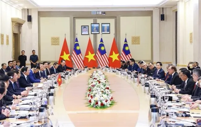 The talks between Vietnamese Prime Minister Pham Minh Chinh and his Malaysian counterpart Anwar Ibrahim in Kuala Lumpur on May 25 (Photo: VNA)