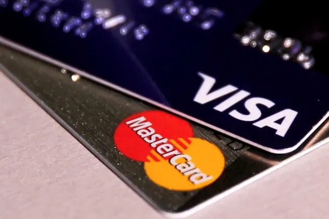 Visa và Mastercard tiếp tục rơi vào "tầm ngắm"