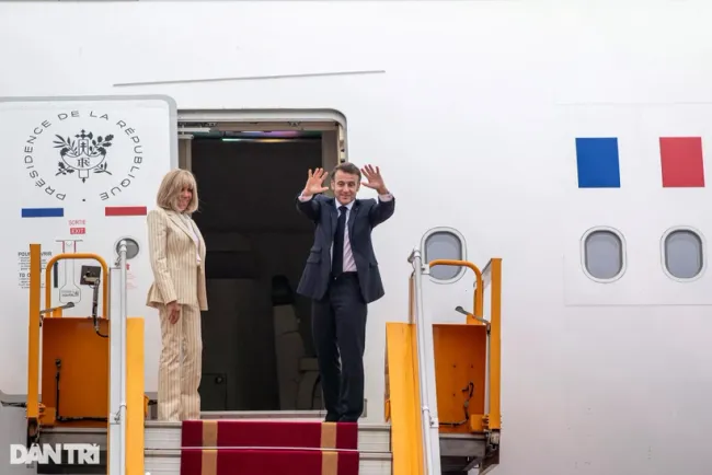 French President Emmanuel Macron and his spouse bid farewell to Vietnam before their aircraft departs from Noi Bai International Airport on May 27 afternoon. (Photo: dantri.com.vn)