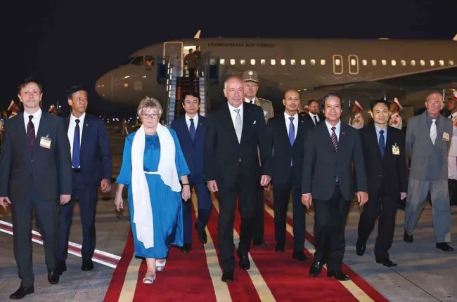 Hungarian President Sulyok Tamas and his spouse arrive in Hanoi on May 27 evening. (Photo: VNA)
