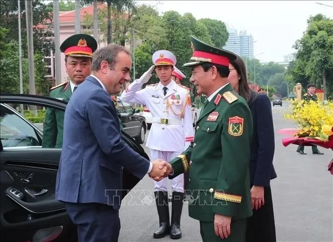 Minister of National Defence General Phan Van Giang (right) and French Minister of the Armed Forces Sébastien Lecornu. (Photo: VNA)