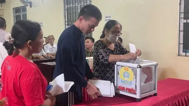 Voters in Cho Don district vote to contribute their opinions on the project of rearranging, merging, and renaming villages and residential areas in 2024. (Photo: Nong Duong)