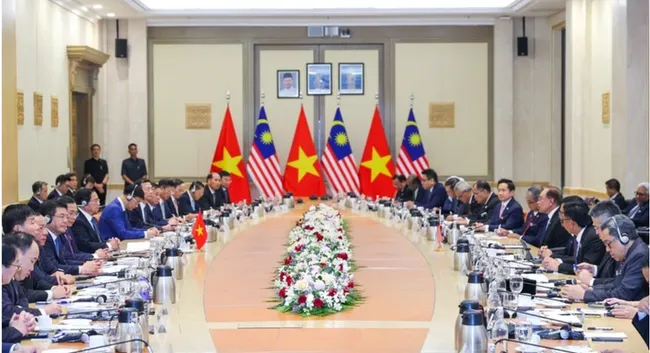 Overview of the official talks between Prime Minister Pham Minh Chinh and Malaysian Prime Minister Anwar Ibrahim. (Photo: NHAT BAC/VGP)