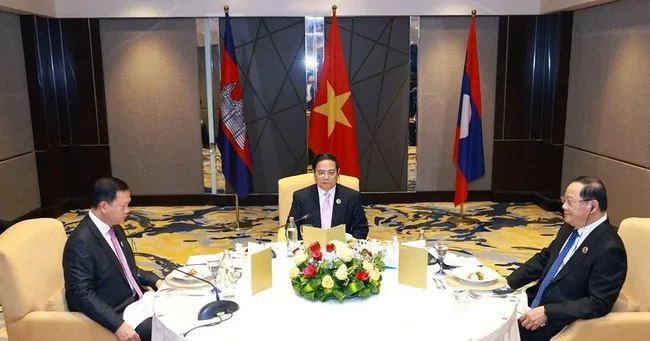 Vietnamese Prime Minister Pham Minh Chinh (centre) on May 26 has a working breakfast with Cambodian PM Samdech Thipadei Hun Manet (left) and Lao PM Sonexay Siphandone in Kuala Lumpur, Malaysia. (Photo: VNA)
