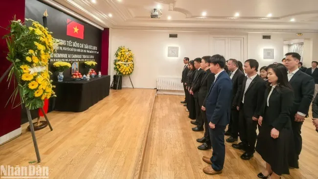 Officials and staff of the Embassy, representatives of Vietnamese agencies in France, and members of the Vietnamese community observed a minute’s silence in memory of former President Tran Duc Luong.