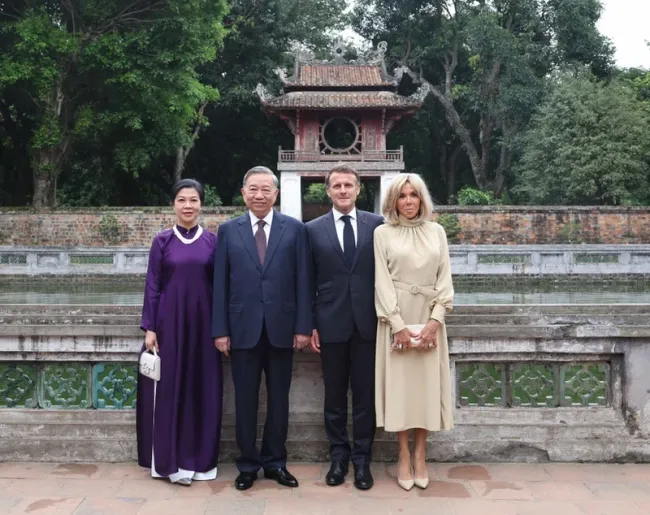 Party General Secretary To Lam (second from left) and his spouse Ngo Phuong Ly (far left), and French President Emmanuel Macron and his spouse Brigitte Macron pose for a photo at the Temple of Literature – Quoc Tu Giam (Photo: VNA)
