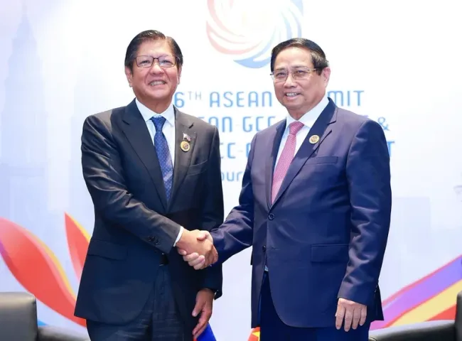 Prime Minister Pham Minh Chinh (R) meets with Philippine President Ferdinand Romualdez Marcos Jr. (Photo: VNA)