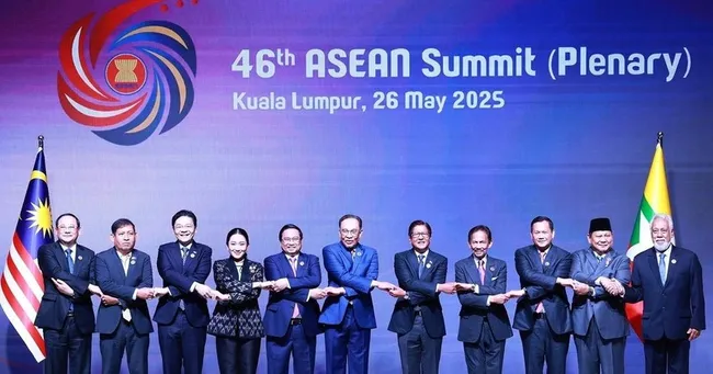 Leaders of ASEAN member countries and Timor-Leste at the plenary session of the 46th ASEAN Summit in Kuala Lumpur, Malaysia, on May 26 morning. (Photo: VNA)