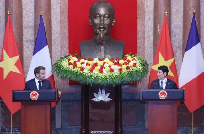 State President Luong Cuong (R) and French President Emmanuel Macron at the joint press conference (Photo: VNA)