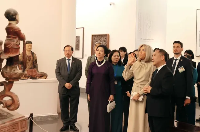 Madame Ngo Phuong Ly and Madame Brigitte Macron visit the Viet Nam Fine Arts Museum on May 26 (Photo: VNA)