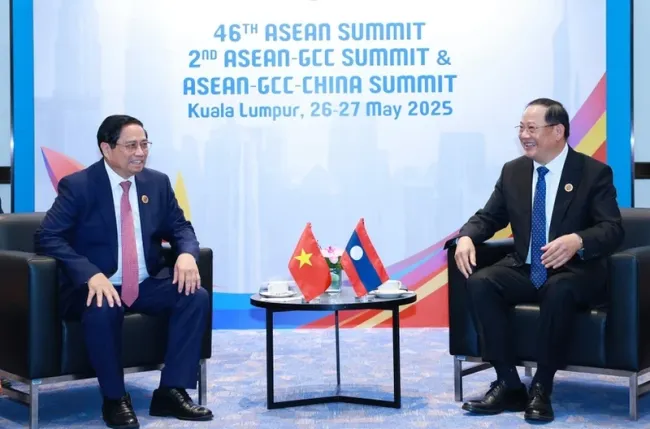 Vietnamese Prime Minister Pham Minh Chinh (L) meets with his Lao counterpart Sonexay Siphandone on the sidelines of the 46th ASEAN Summit and Related Summits in Malaysia. (Photo: VNA)