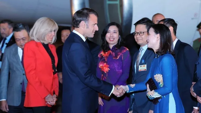 President of France Emmanuel Macron and his spouse arrived in Ha Noi on the evening of May 25, beginning a state visit to Viet Nam until May 27 at the invitation of his Vietnamese counterpart Luong Cuong.