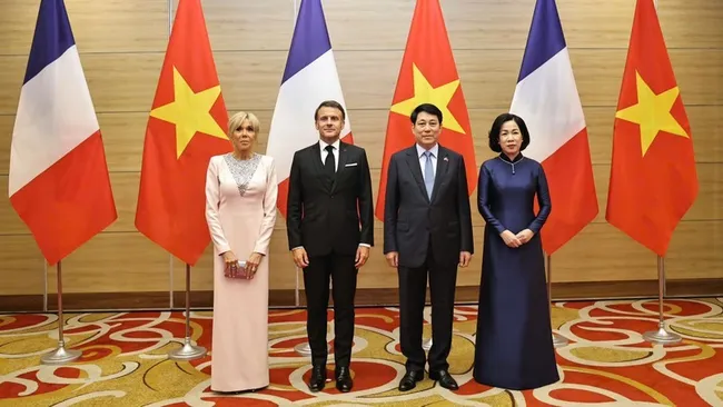 Vietnamese President Luong Cuong, French President Emmanuel Macron and their spouses at the banquet in Ha Noi on May 26 (Photo: NDO)