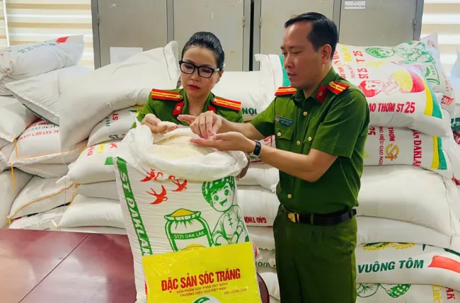 Hai chủ cửa hàng ở Hà Nội bán gạo ST25 giả bị khởi tố