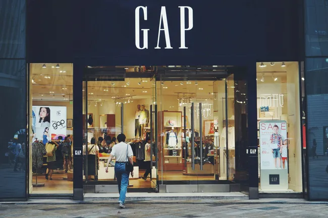 Thuế quan tiếp tục gây áp lực lên ngành bán lẻ Mỹ: Gap có thể mất 150 triệu USD