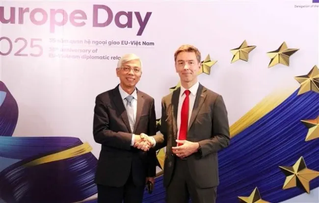 Vice Chairman of the Ho Chi Minh city People's Committee Vo Van Hoan (left) and EU Ambassador to Viet Nam Julien Guerrier. (Photo: VNA)