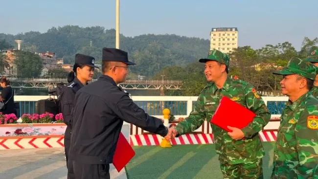 The Lao Cai Provincial Border Guard Command and the Honghe Border Management Team, along with the Hekou Entry-Exit Border Checkpoint (China), conduct joint patrols.