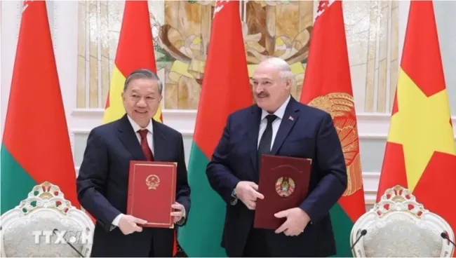 General Secretary To Lam and President Aleksandr Lukashenko sign a joint statement on the establishment of the Viet Nam-Belarus Strategic Partnership. (Photo: Thang Nhat/VNA)