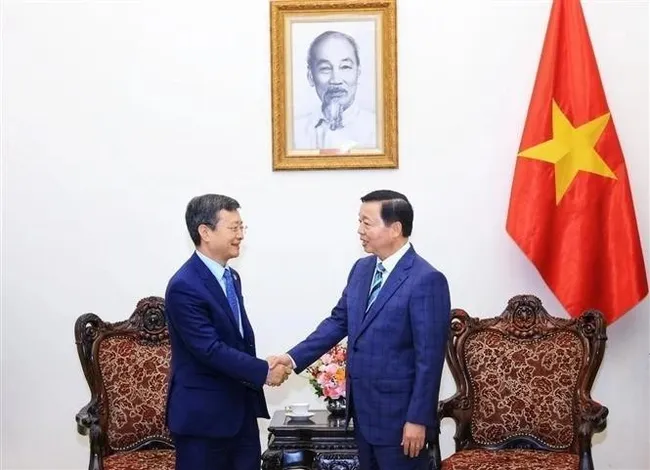 Deputy Prime Minister Tran Hong Ha (right) and Chen Sichang, General Manager of the China Civil Engineering Construction Corporation. (Photo: VNA)
