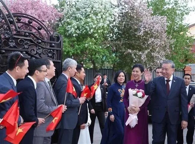 Party General Secretary To Lam, his spouse and the Vietnamese high-ranking delegation are welcomed by the Vietnamese Embassy and community members in Kazakhstan on May 5. (Photo: VNA)