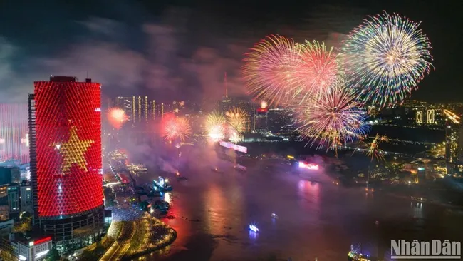 Fireworks light up the skies of Ho Chi Minh City to mark the 50th anniversary of national reunification. (Photo: The Dai)